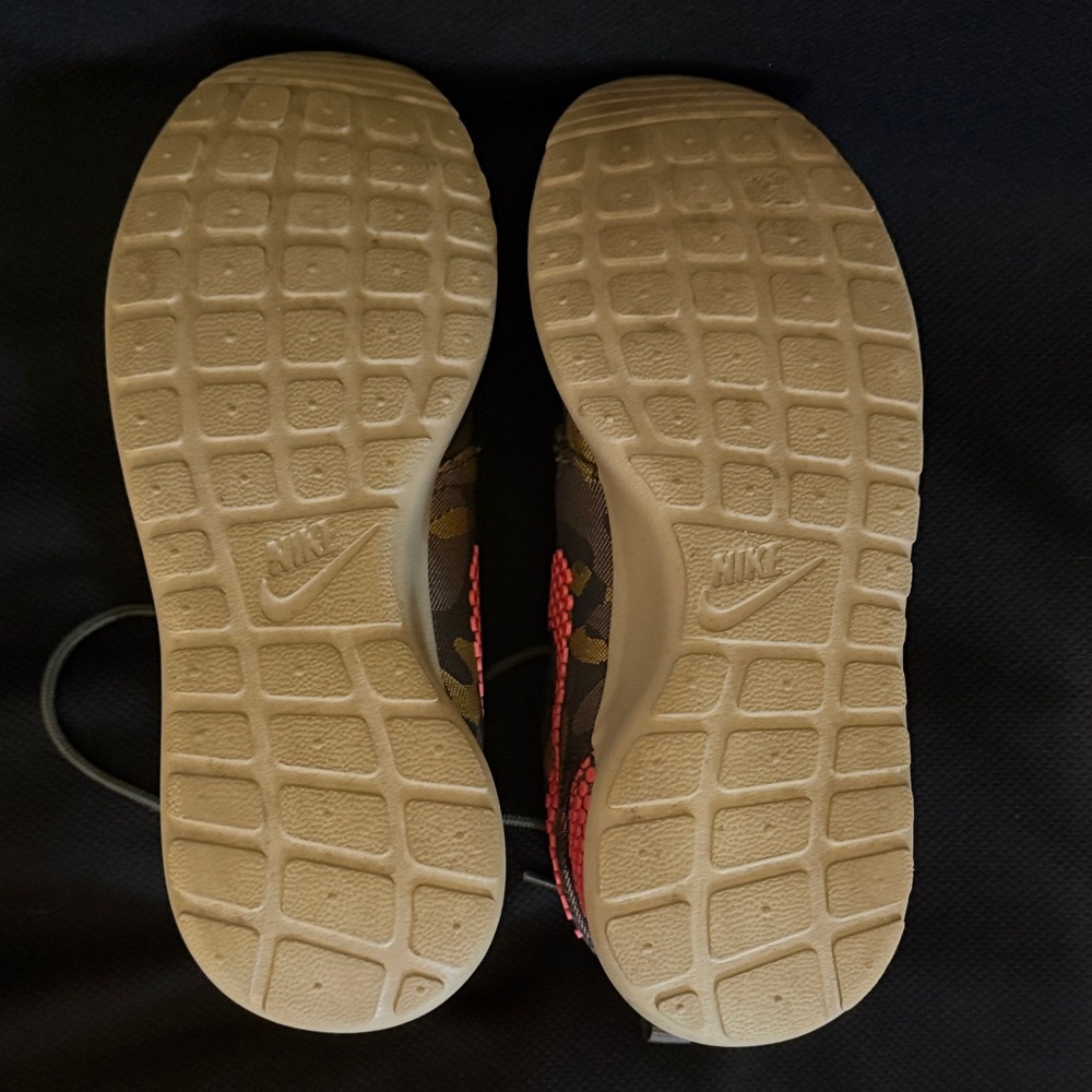 Nike roshe one sneakers , atomic pink and camo print - Picture 7 of 7